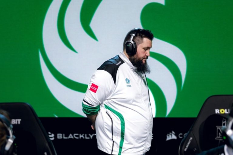 zonic coaching Team Falcons on stage