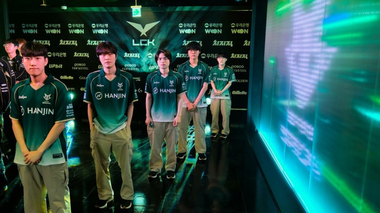 HANJIN BRION players stand together on the LCK stage