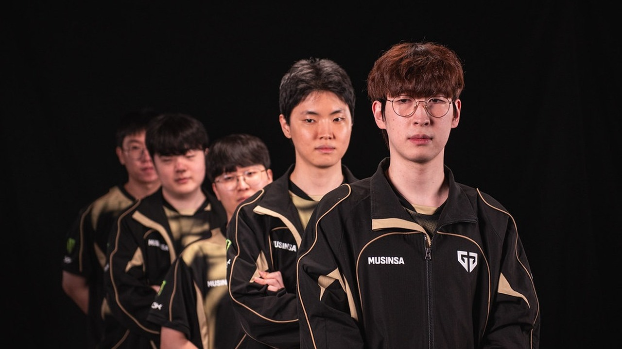 Gen G players stand together backstage in their black team jackets