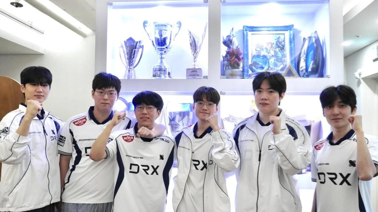KIWOOM DRX players stand together