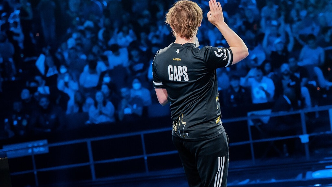 Caps acknowledges the crowd in a G2 Esports jersey