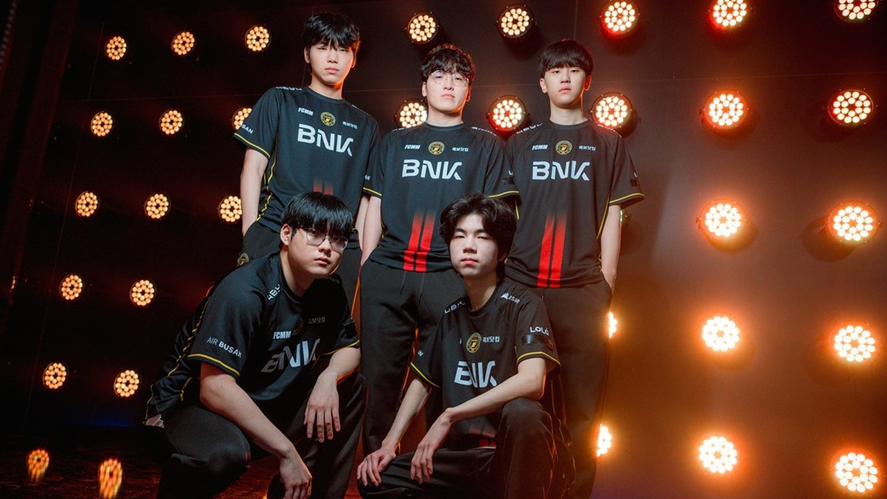 BNK FEARX players pose together on stage