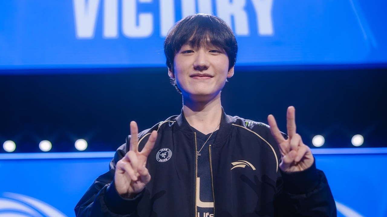 A Hanwha Life Esports player stands on stage