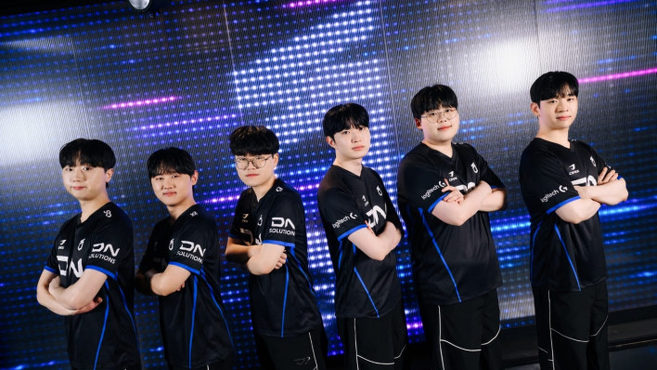 DN SOOPers League of Legends players stand together on stage