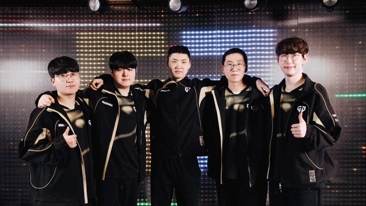 Gen.G players pose together