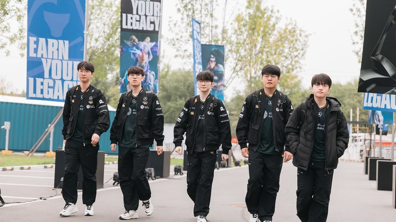 T1 players walk together at a tournament