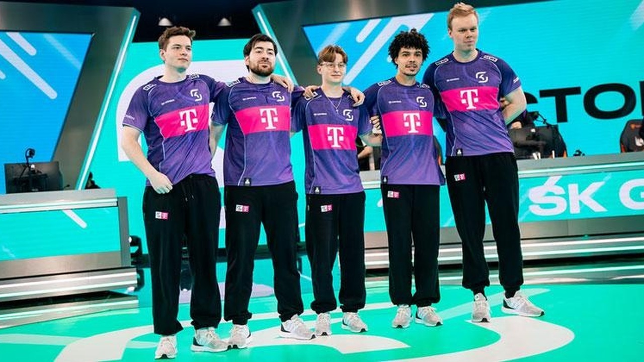 Игроки SK Gaming по League of Legends стоят на сцене.
