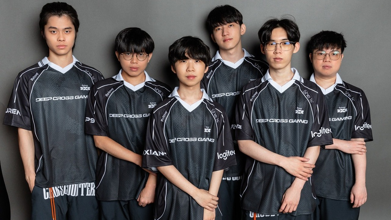 Deep Cross Gaming players stand together