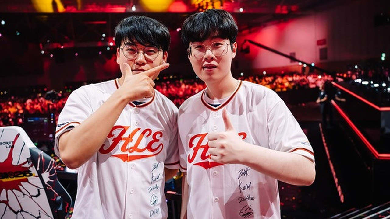 Игроки Hanwha Life Esports объединились.