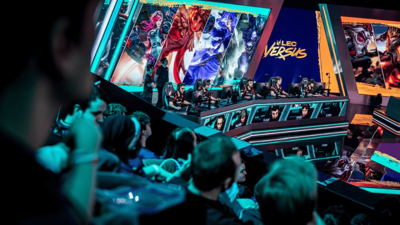 Игрок команды Shifters в League of Legends приветствует соперника на сцене.