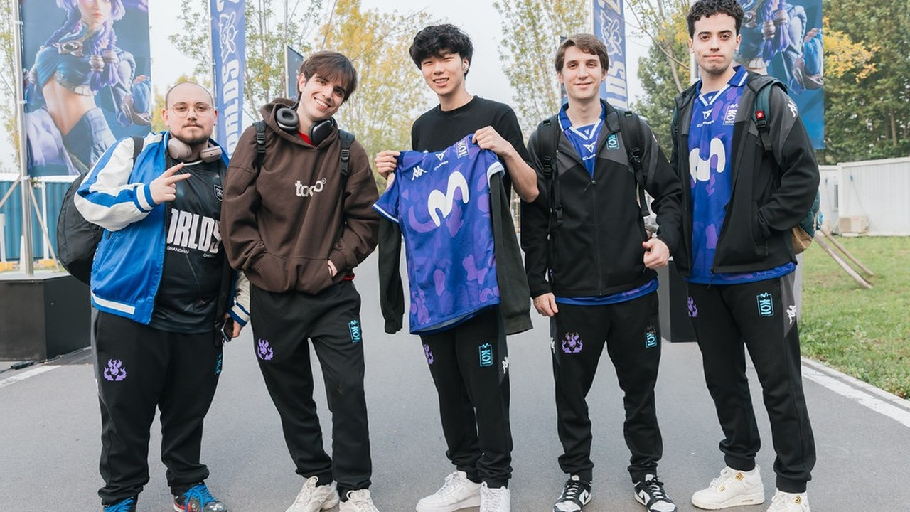 Игроки команды Movistar KOI League of Legends стоят вместе на живом мероприятии.