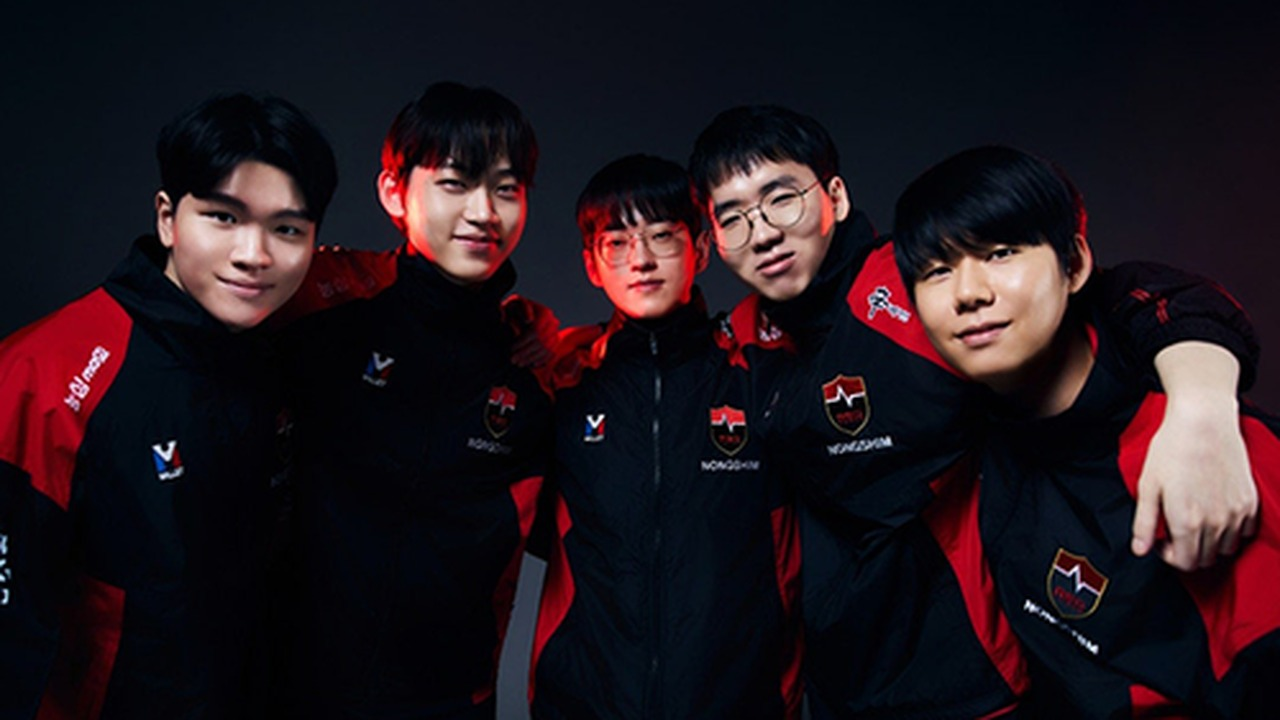 Пять игроков команды Nongshim RedForce позируют вместе.