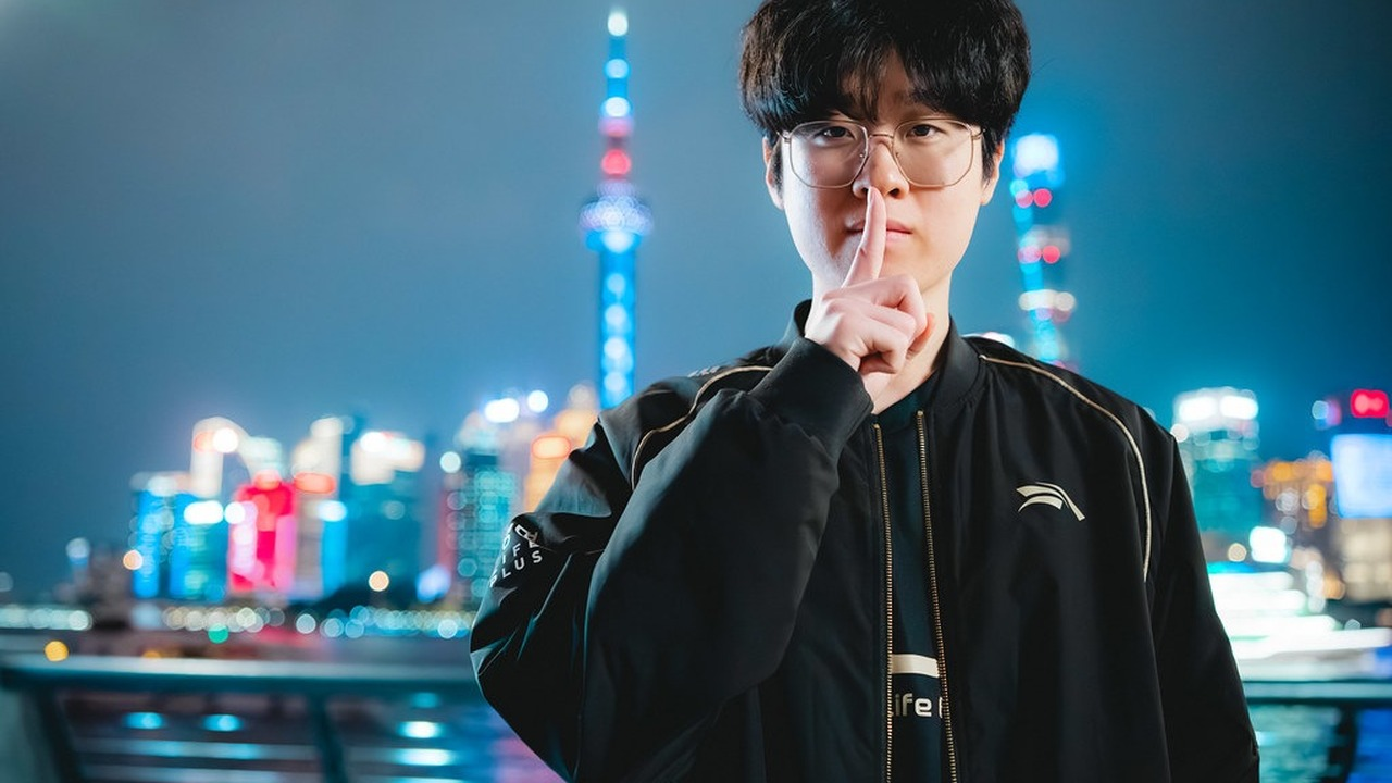 Hanwha Life Esports players walk together on stage