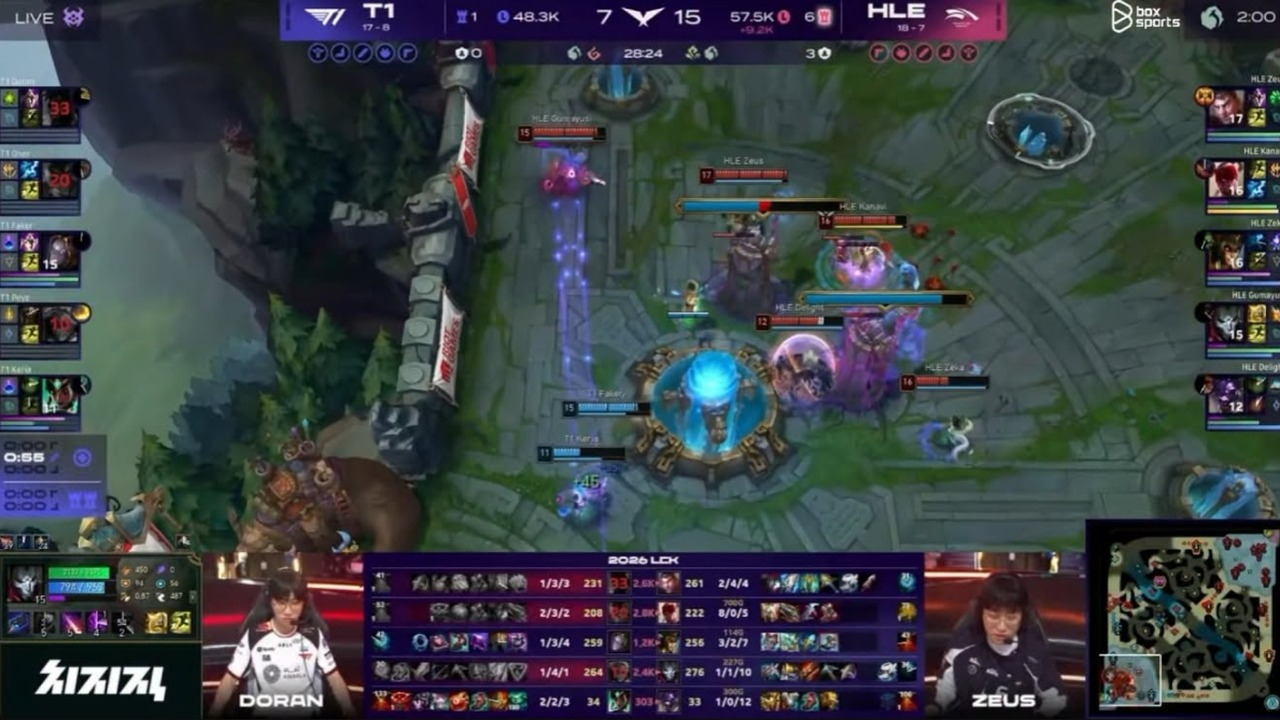 The Hanwha Life Esports players stand together before an LCK match