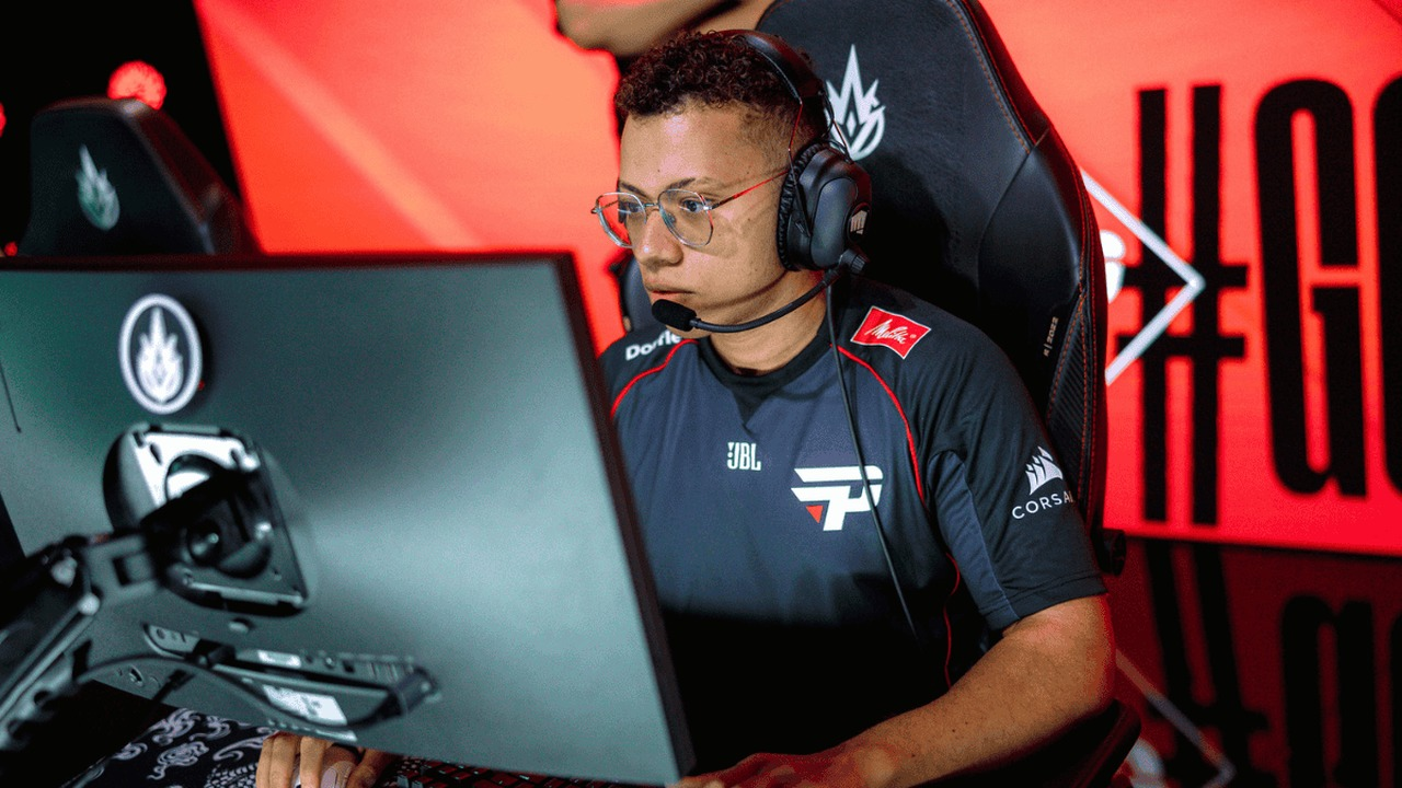 Игрок из paiN Gaming Academy сидит за игровой приставкой в League of Legends.