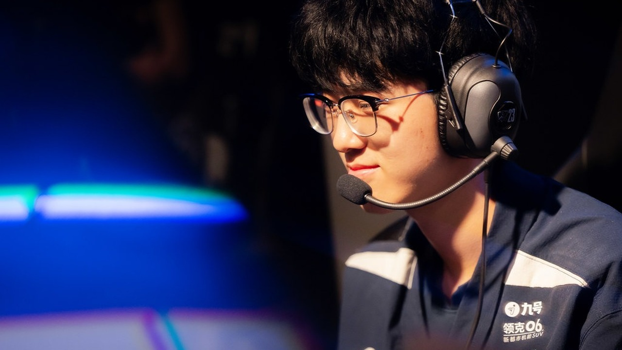Игроки LNG Esports стоят вместе на сцене.