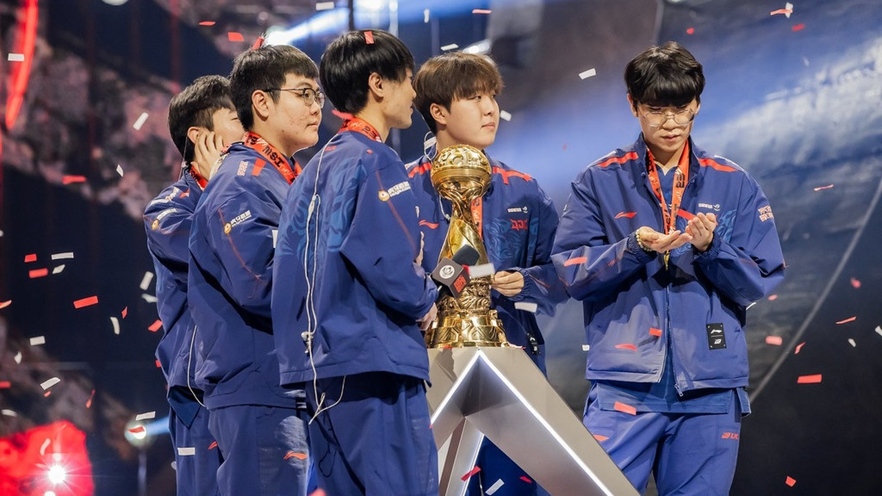 JD Gaming players gather around a trophy