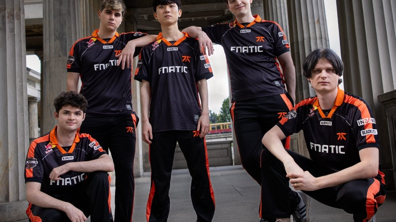Игроки Fnatic по League of Legends позируют вместе в командных футболках.