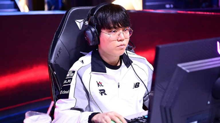 KT Rolster and T1 prepare for an LCK match