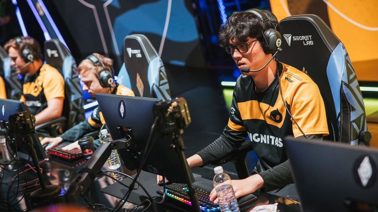 Игроки Dignitas соревнуются за своими игровыми столами.