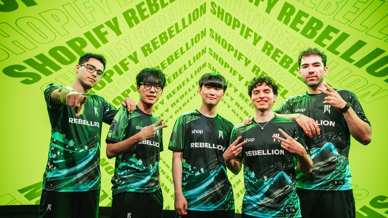 Участники Shopify Rebellion позируют вместе.