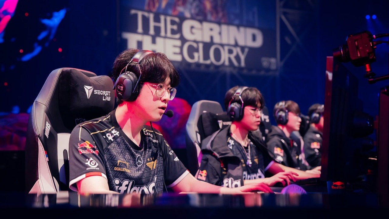 Weibo Gaming players sit at their computers