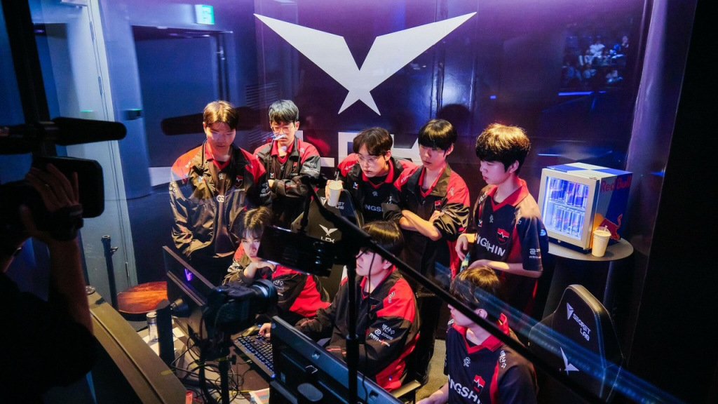 Команда Nongshim RedForce одержала победу над BNK FearX после напряженной третьей игры.
