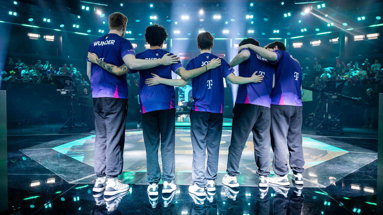 Movistar KOI players stand together on the LEC stage