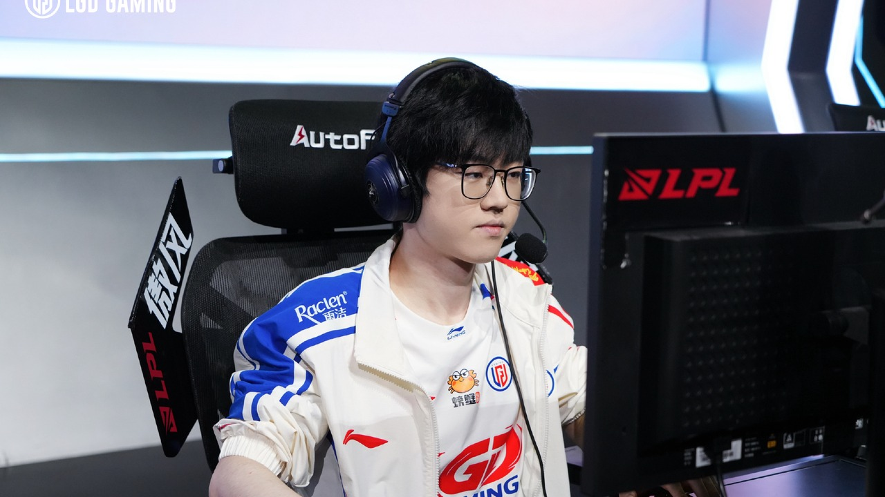 Игрок команды LGD Gaming сидит за пультом во время матча LPL.