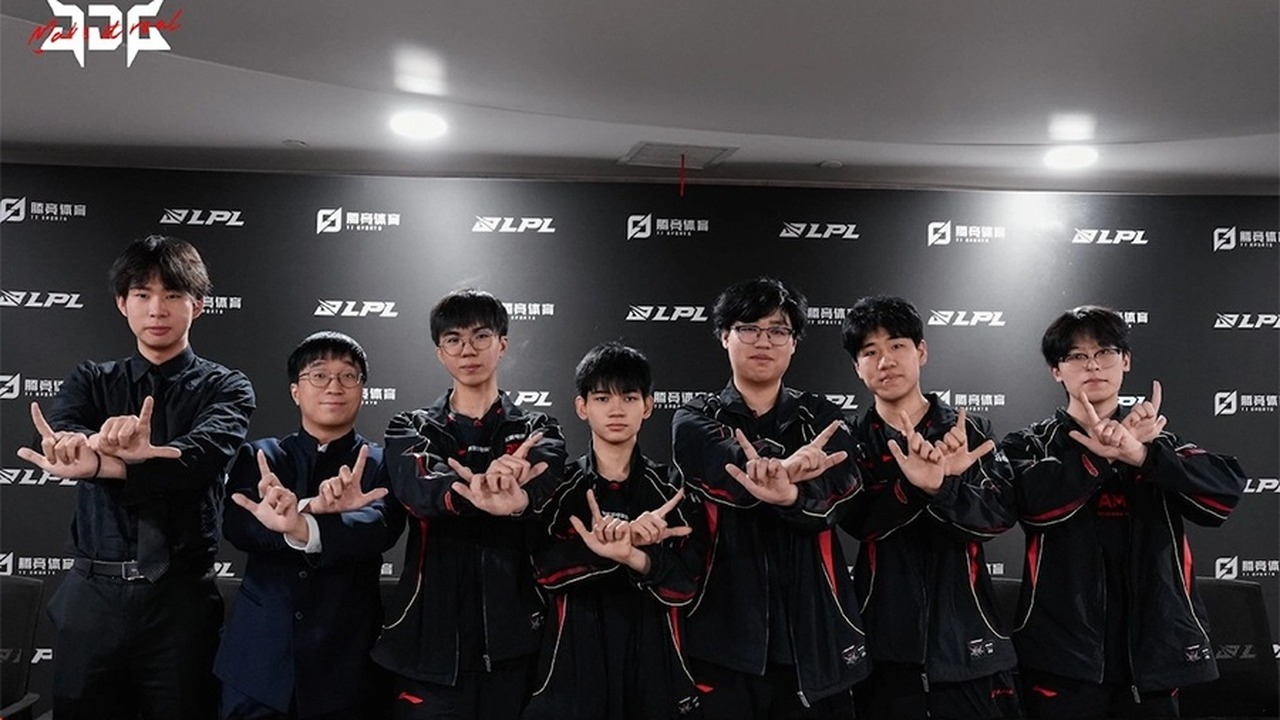 Игроки команды JD Gaming по League of Legends позируют вместе.