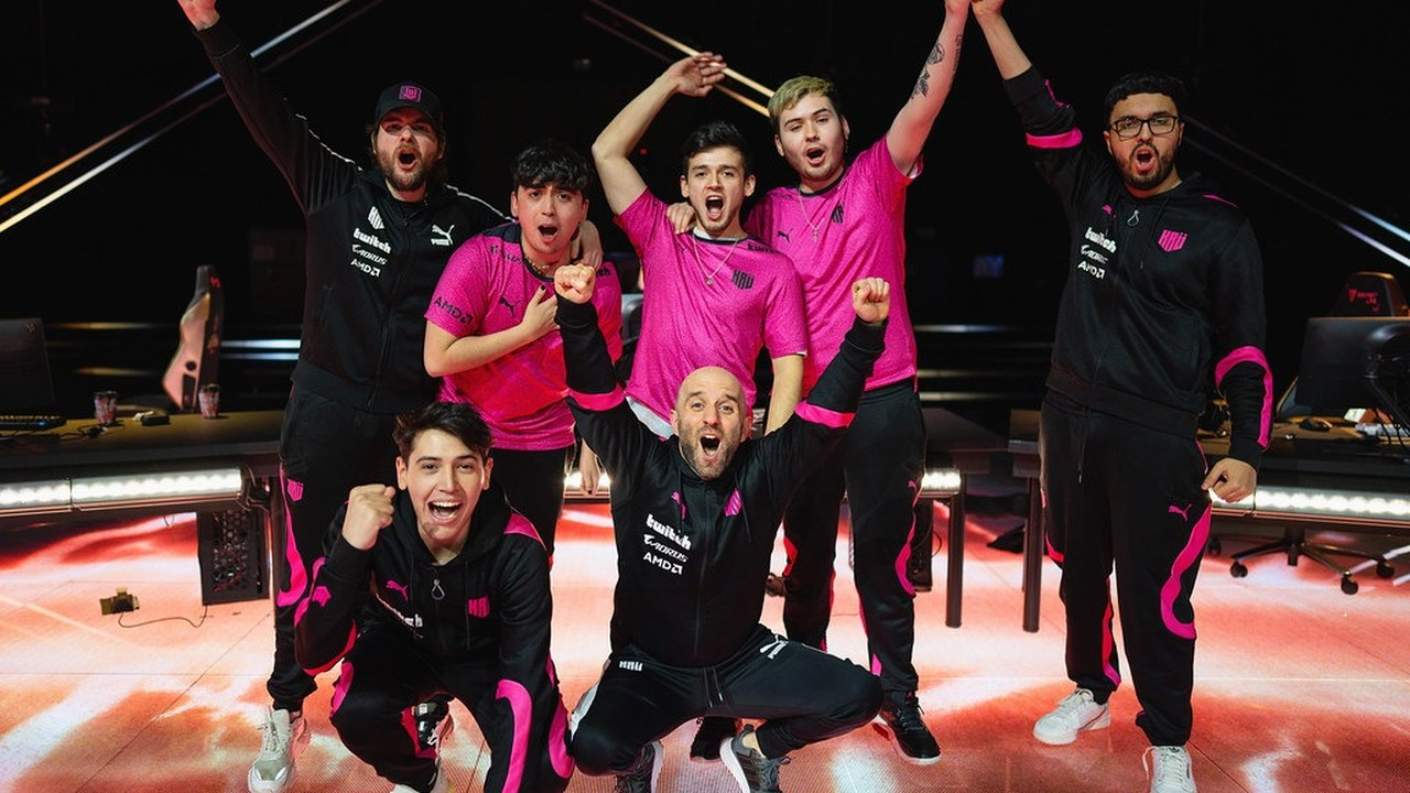 Игроки команды KRU Esports по Valorant празднуют победу после матча.
