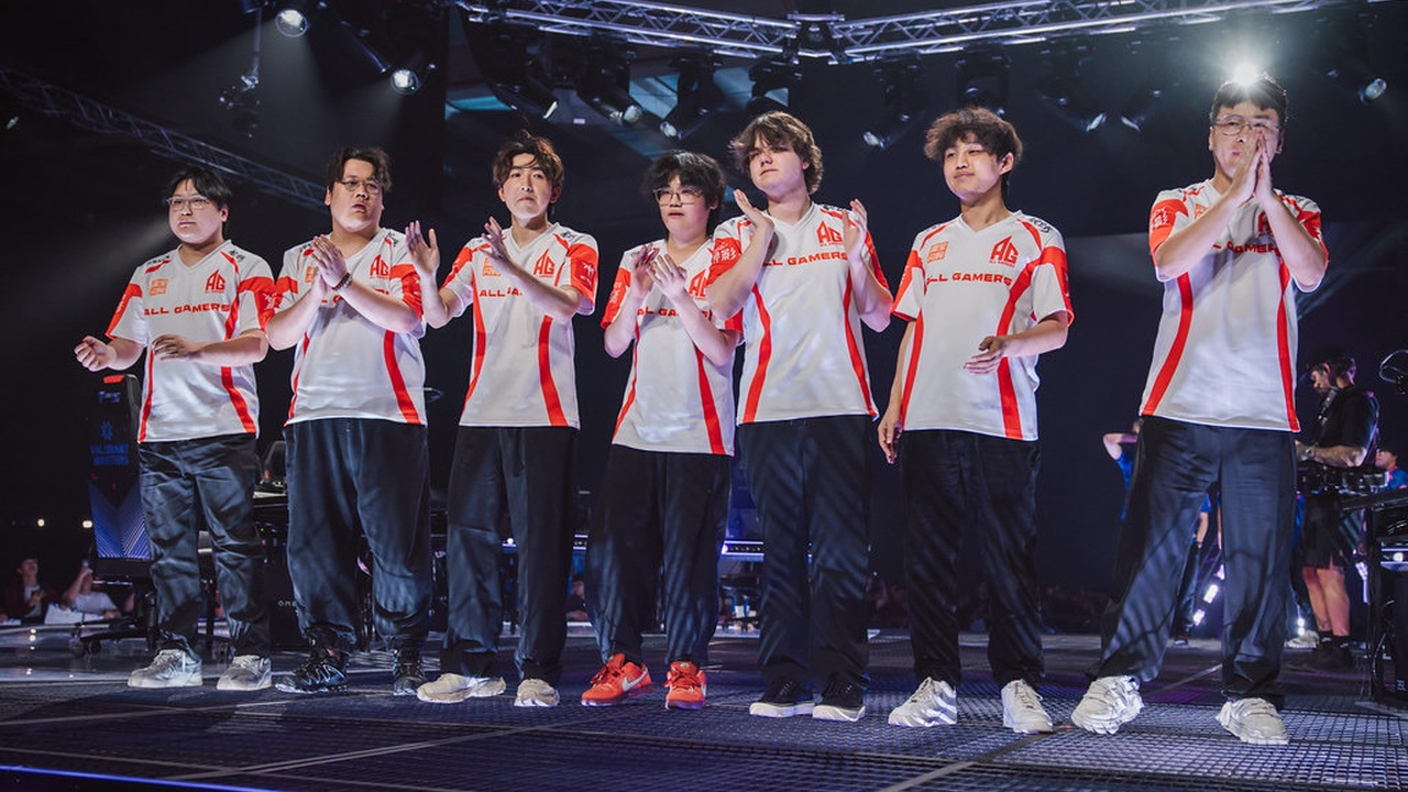 All Gamers players stand together at a VALORANT event