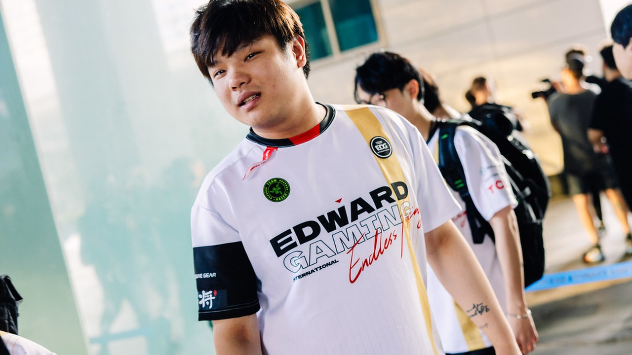 Haodong walks through a VALORANT event venue