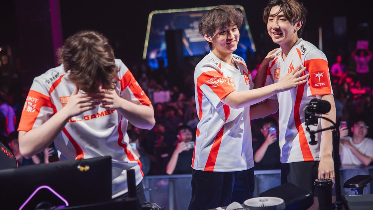 All Gamers players celebrate beside the stage