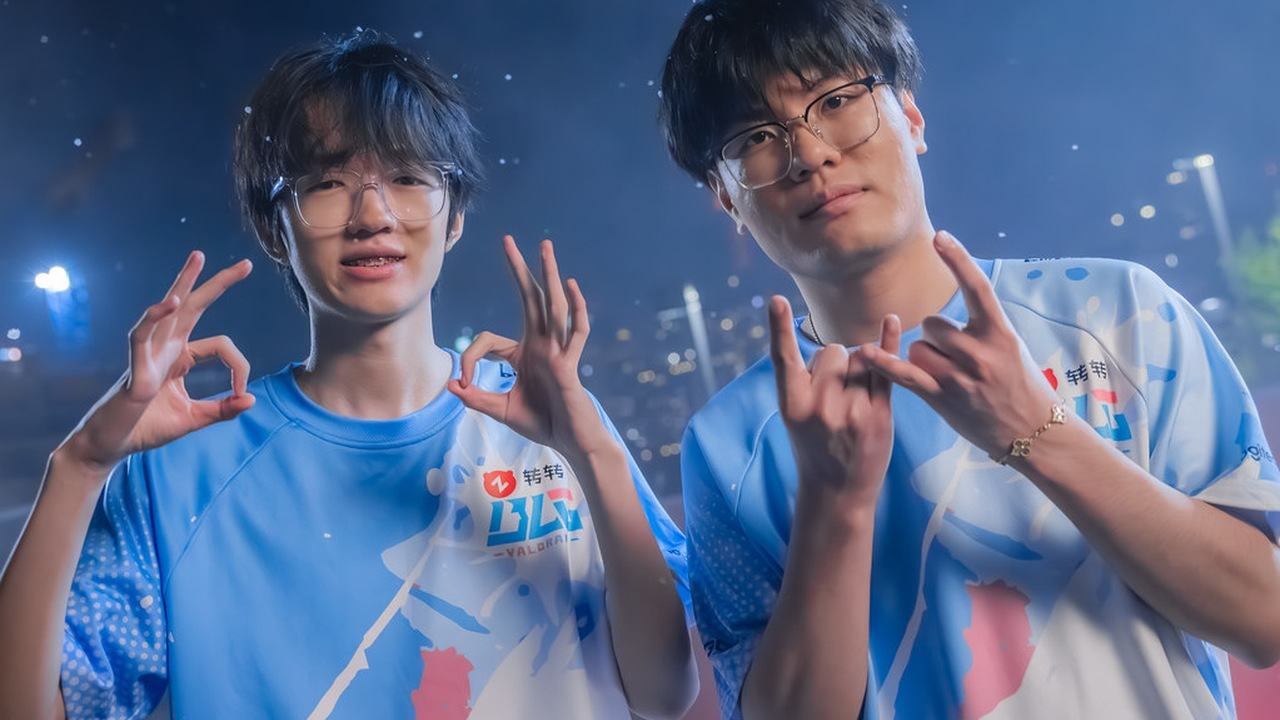 Two Bilibili Gaming players pose in their team jerseys