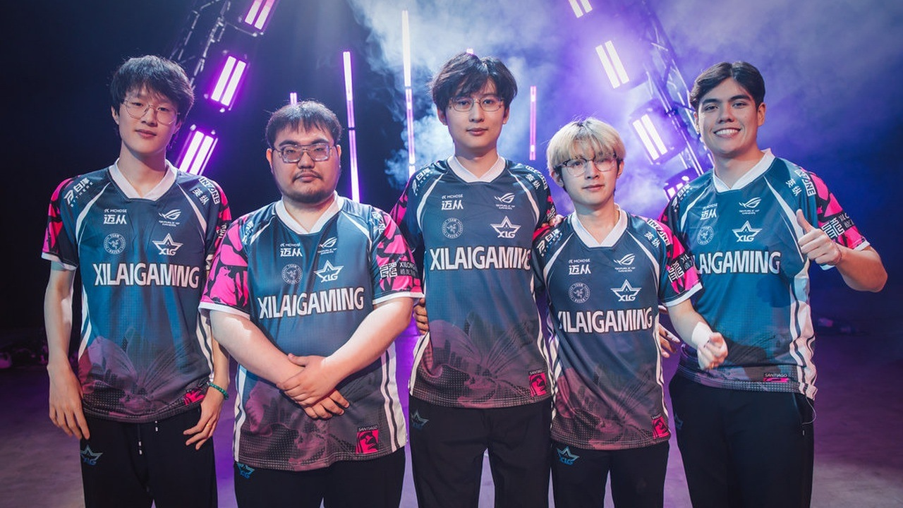 Xi Lai Gaming players stand together at an international event