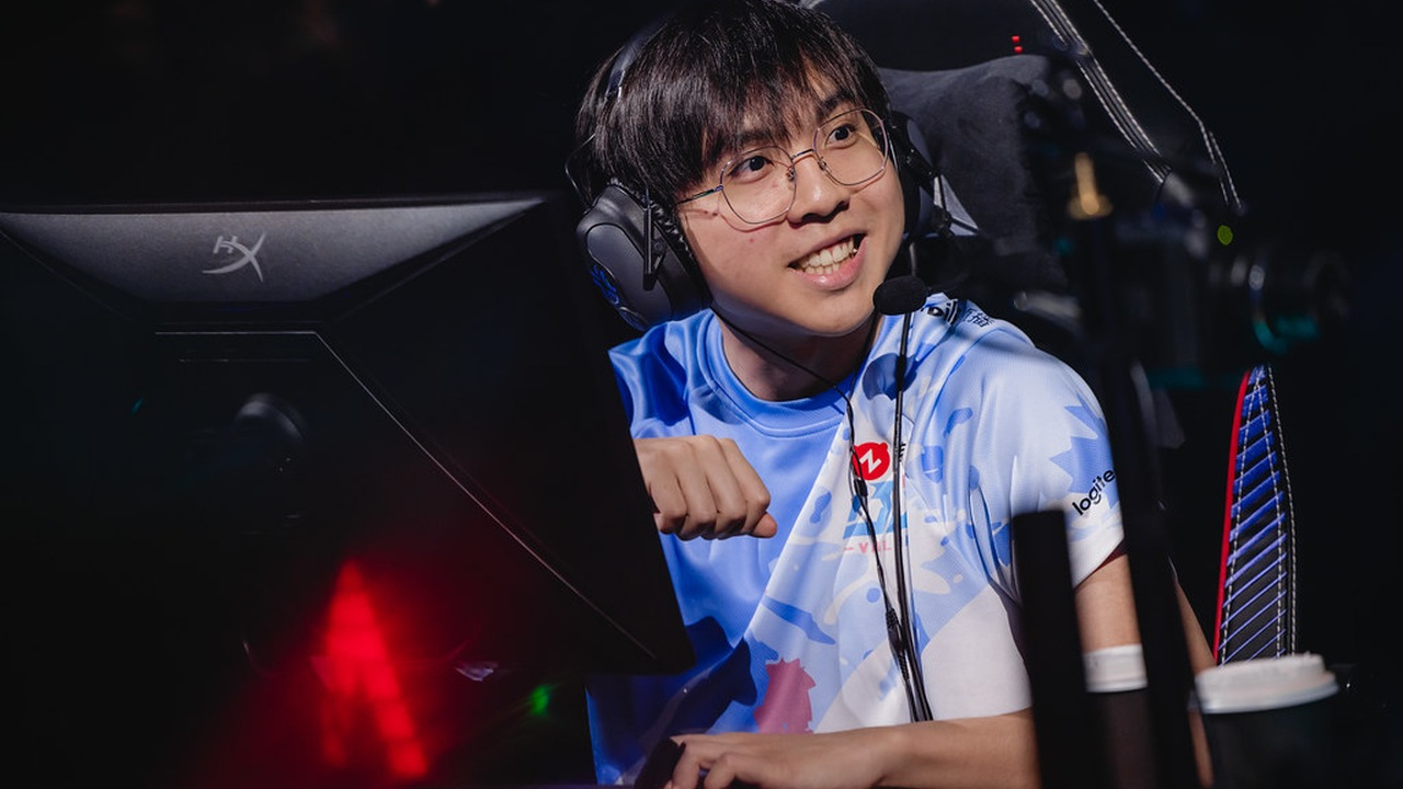 A Bilibili Gaming player sits at his stage computer
