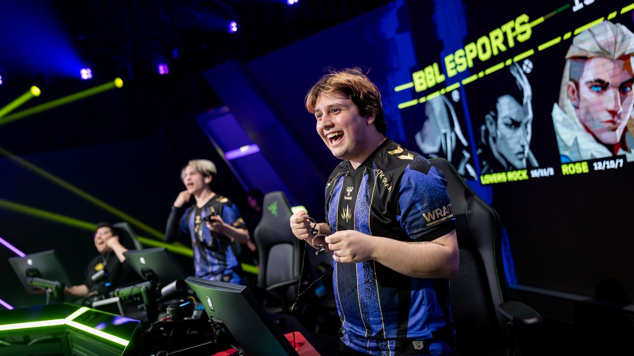 Игрок BBL Esports улыбается, глядя на свой турнирный компьютер на сцене VCT EMEA.