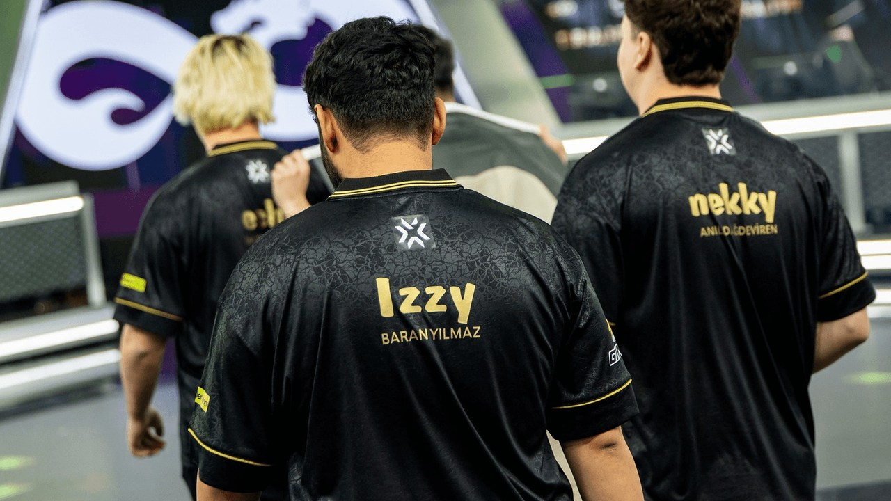 Izzy stands with Eternal Fire Esports teammates