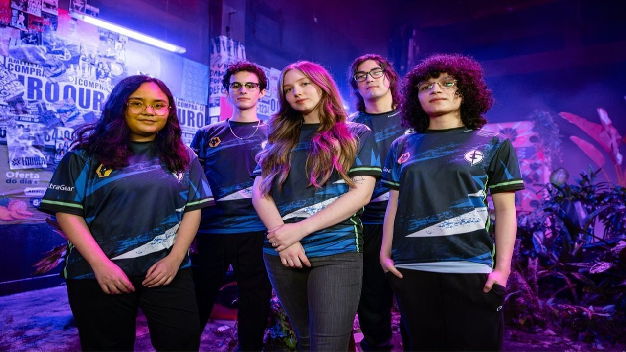 An earlier Evil Geniuses GC lineup stands together