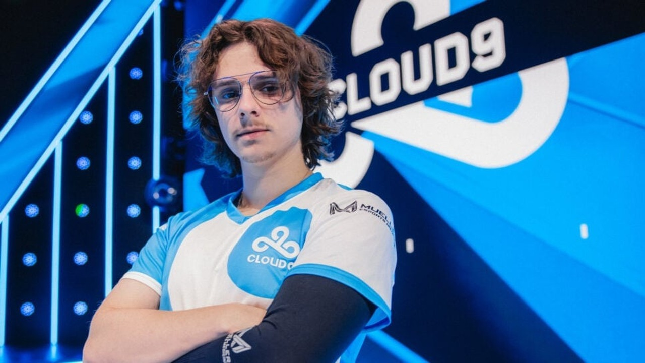 Игроки Cloud9 в Valorant позируют вместе в командных футболках.