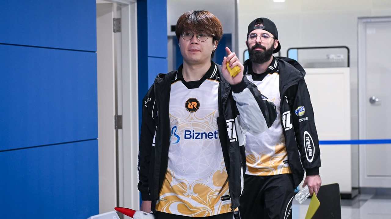 Rex Regum Qeon players arrive for their current match against Global Esports