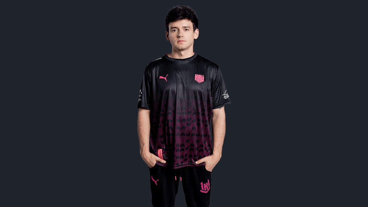 NagZet wears a KRÜ Valorant shirt