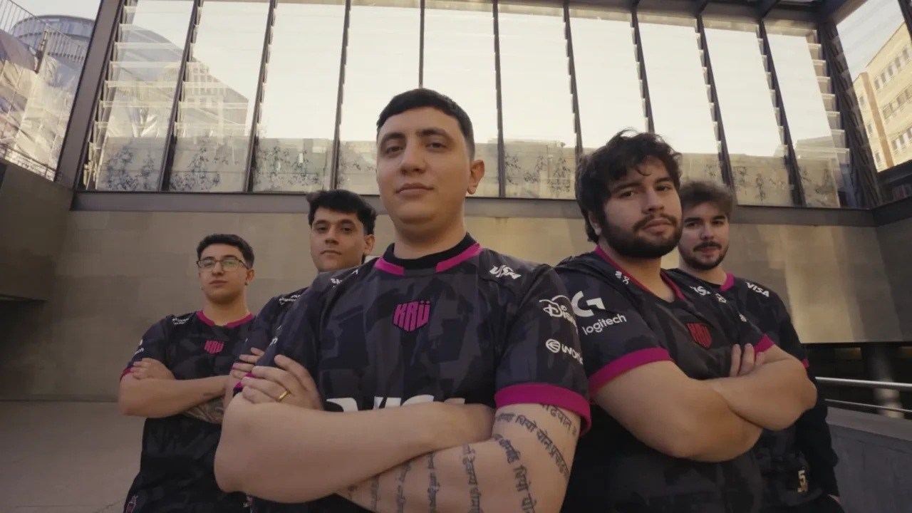 KRÜ Valorant players pose together in team shirts