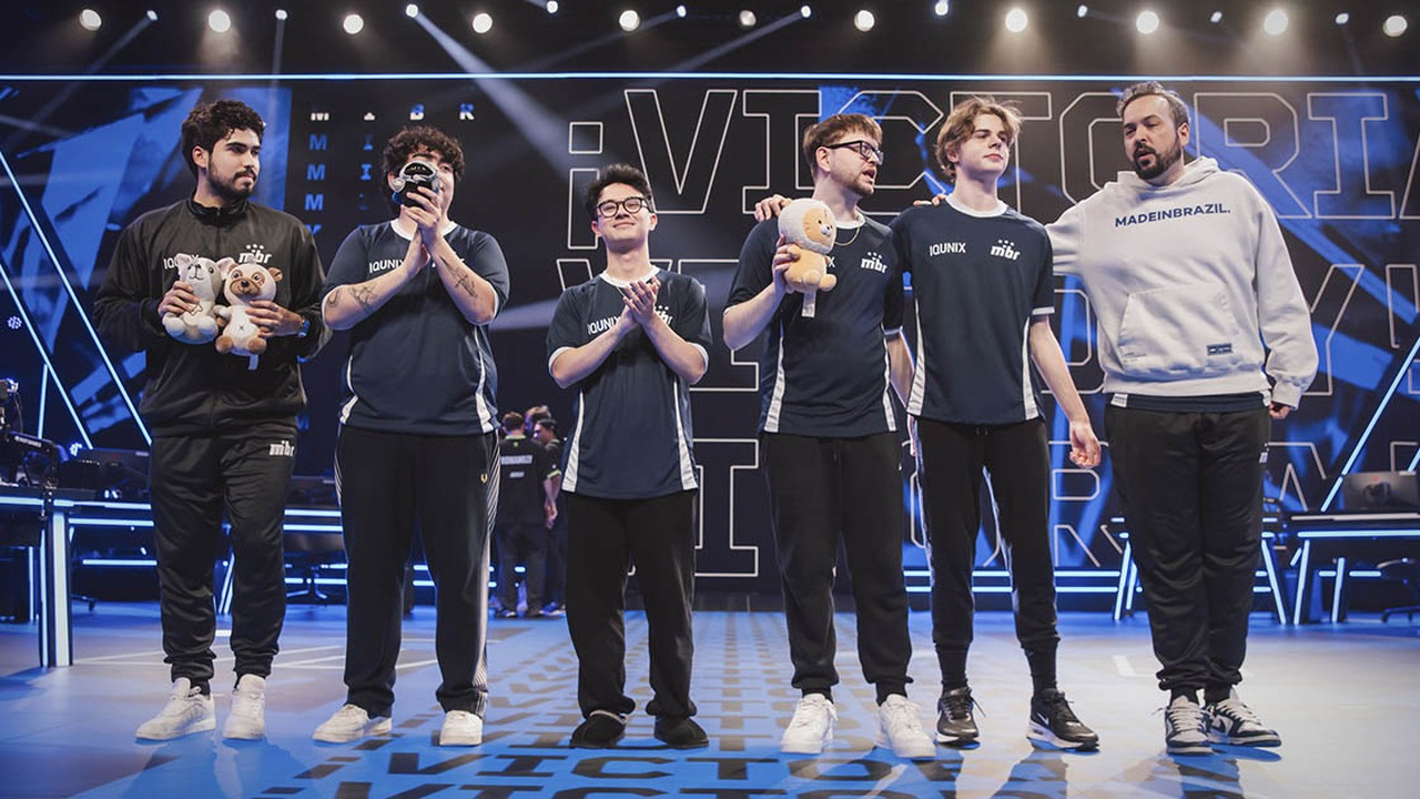 Игроки и сотрудники MIBR Valorant стоят вместе на сцене VCT.