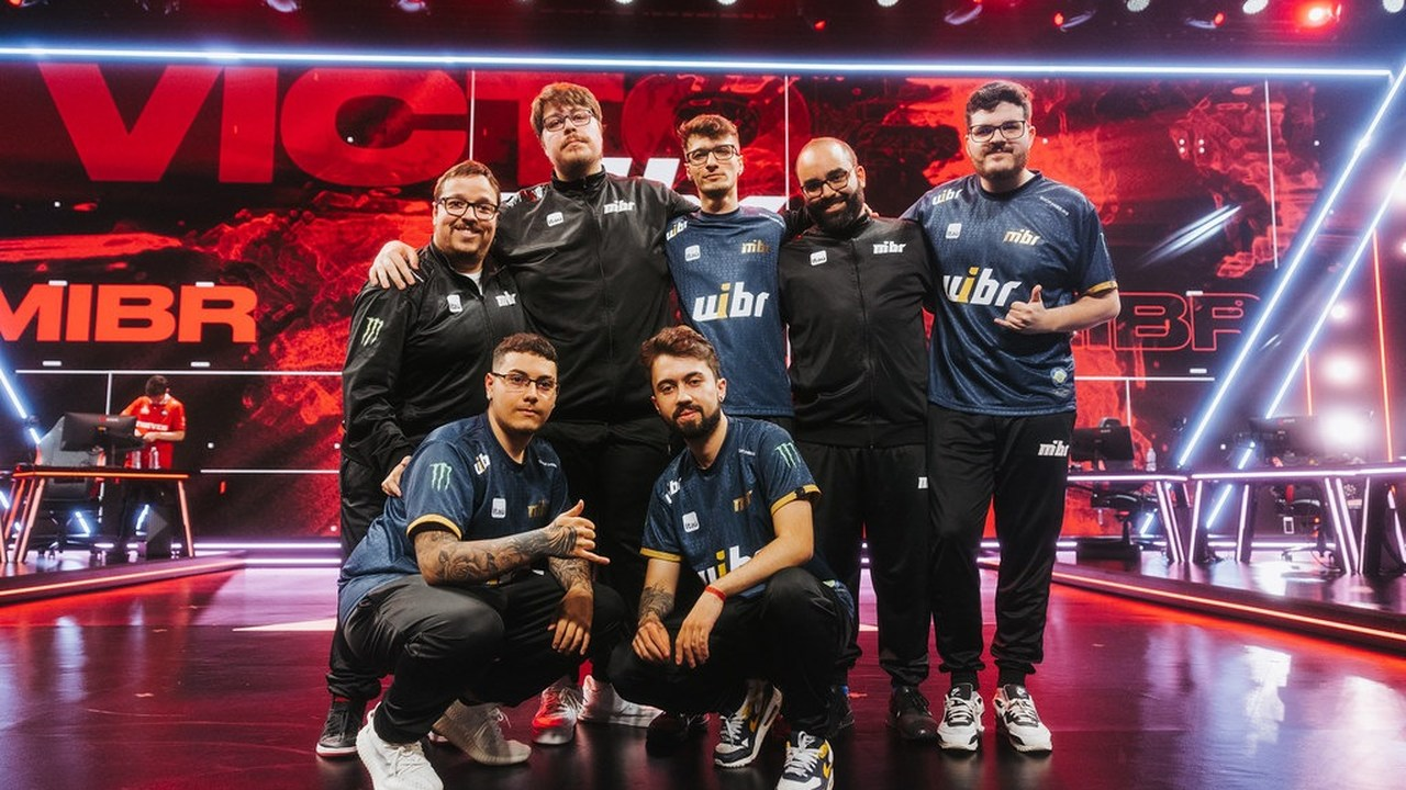 Игроки MIBR Valorant стоят вместе на сцене
