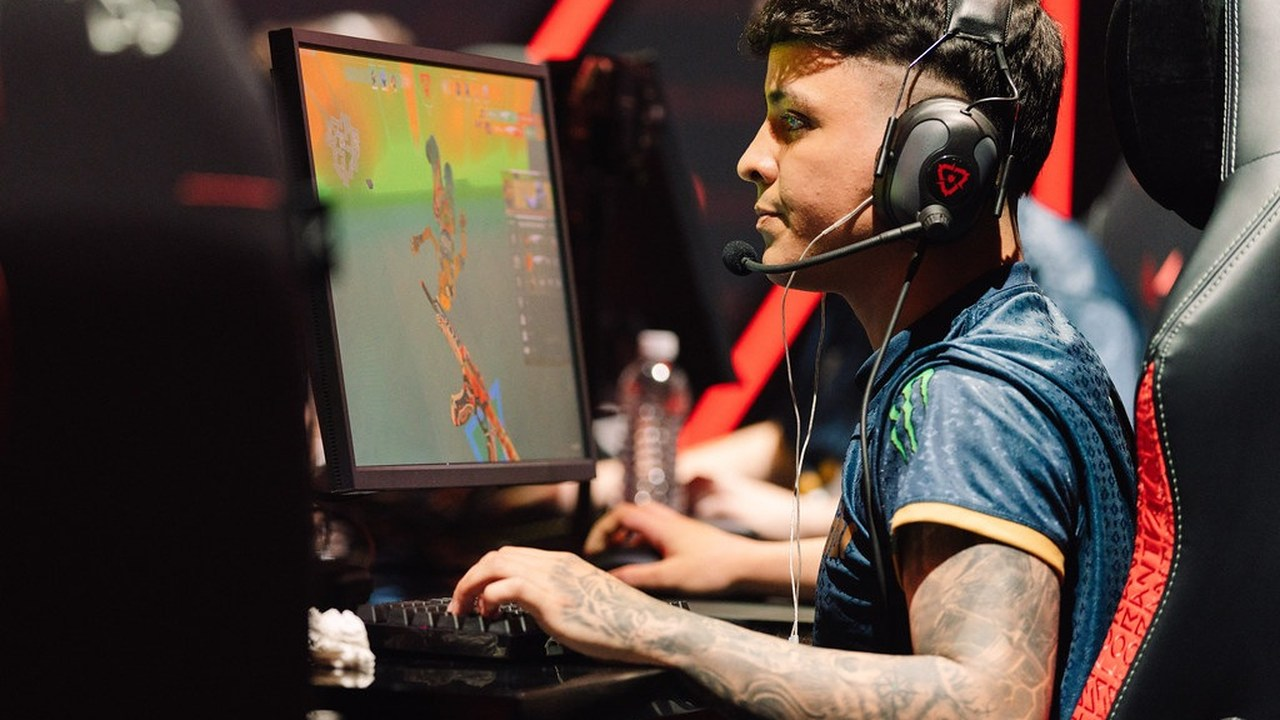 Игрок MIBR соревнуется на турнире по Valorant против компьютера.