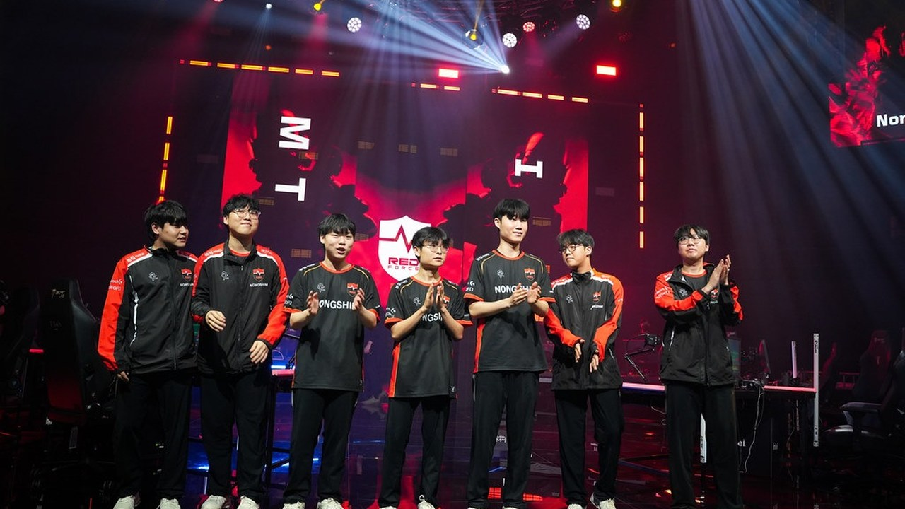 Игроки Nongshim RedForce стоят вместе на сцене Valorant.