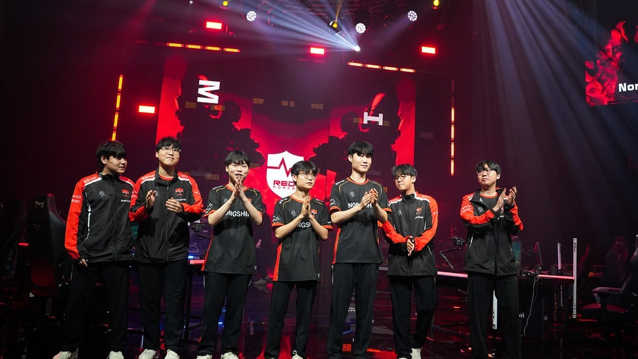 Игроки Nongshim RedForce аплодируют на сцене Valorant.