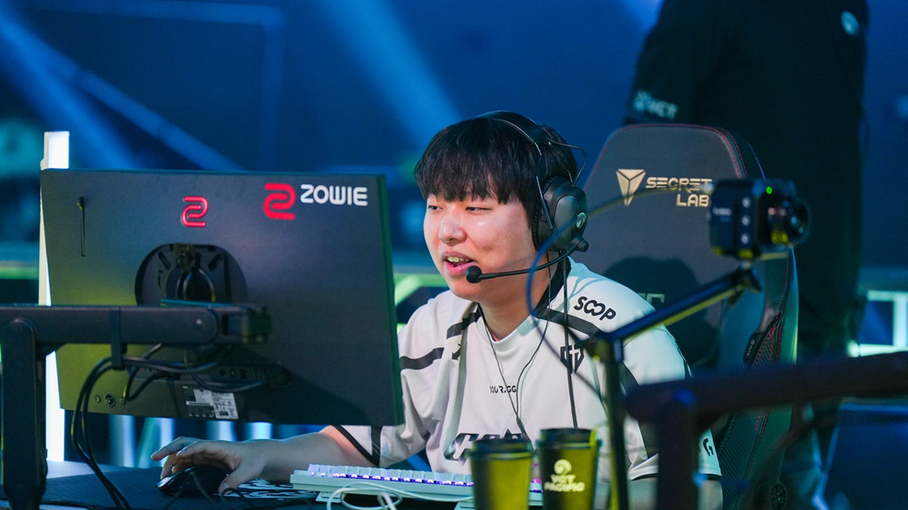 VCT Pacific player focused at his desk